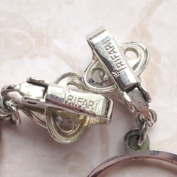 VTG Crown Trifari Silvertone Hoop Earrings Clip on 1” Diam Floral Wreath Signed - Picture 4 of 9